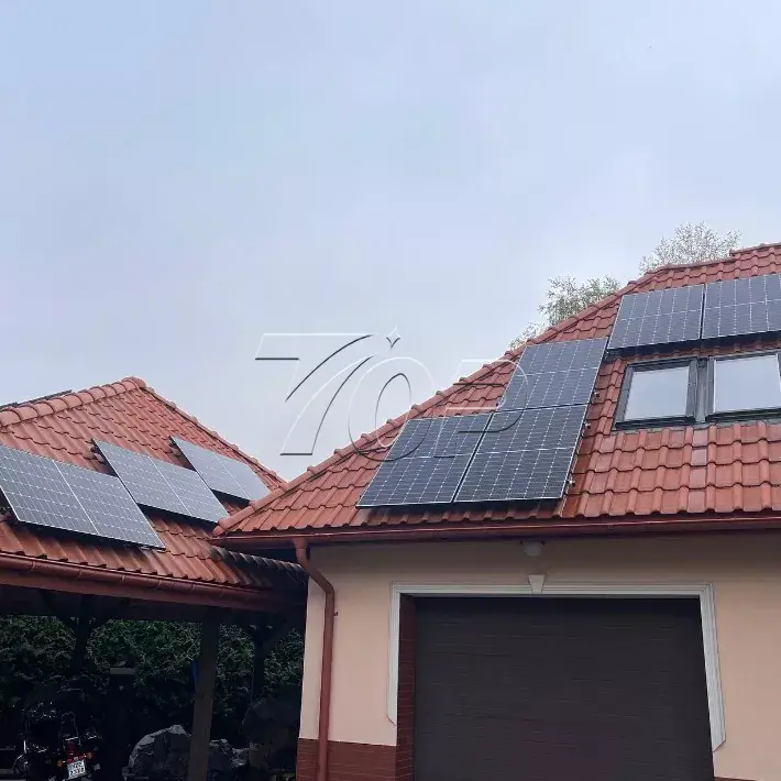 Montaggio solare del tetto di piastrelle